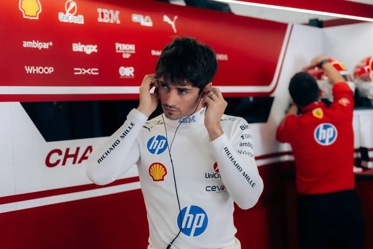 Charles Leclerc in de pitbox tijdens de kwalificatie voor de F1 Grand Prix van Hongarije (2026)