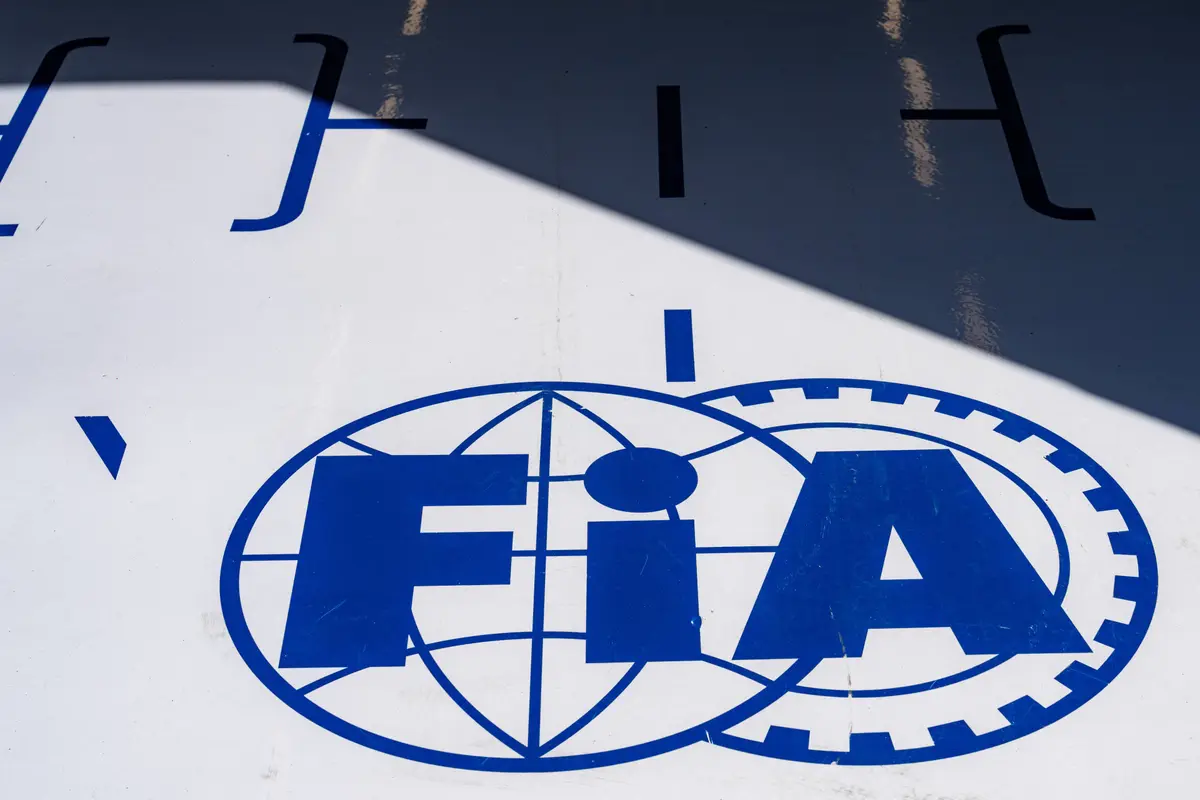 Het logo van de FIA afgebeeld tijdens het F1-raceweekend in Nederland (2026)