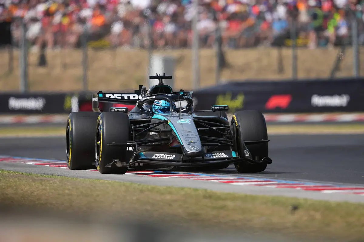 George Russell op de baan tijdens de F1 Grand Prix van Hongarije in 2026