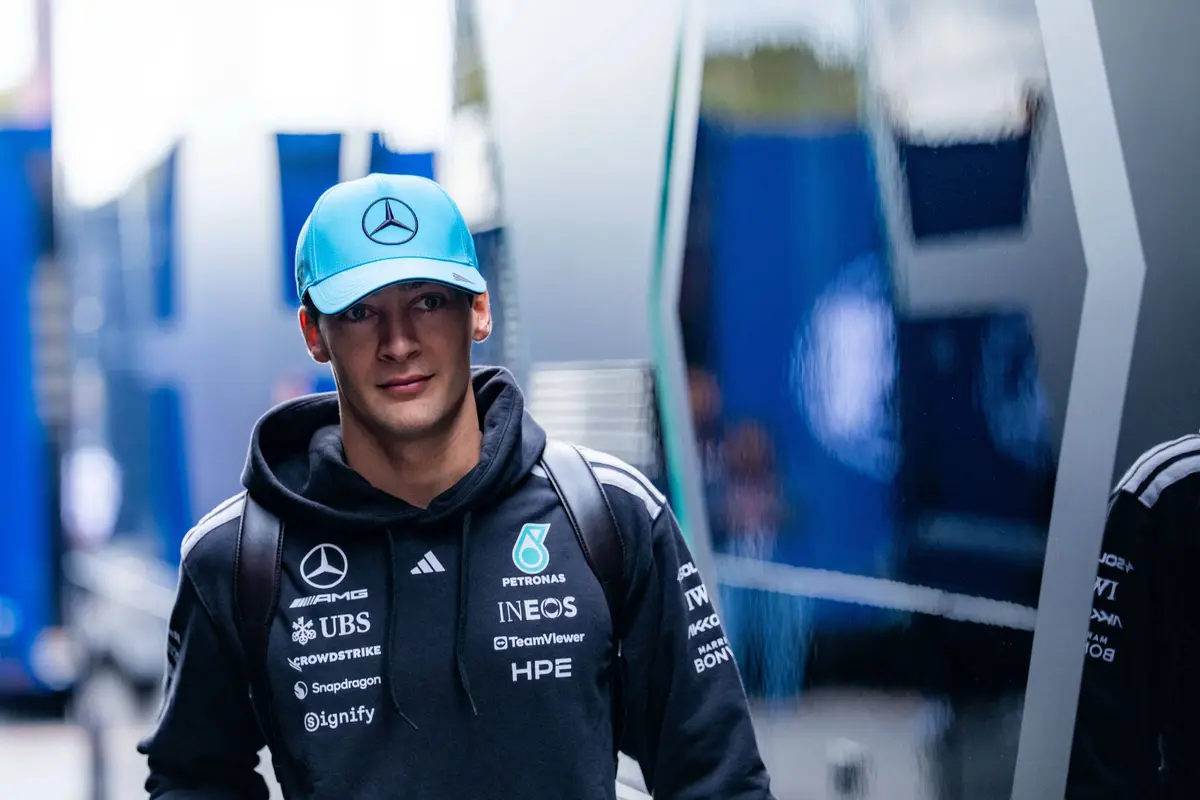George Russell in de paddock tijdens het F1-raceweekend in Nederland (2026)