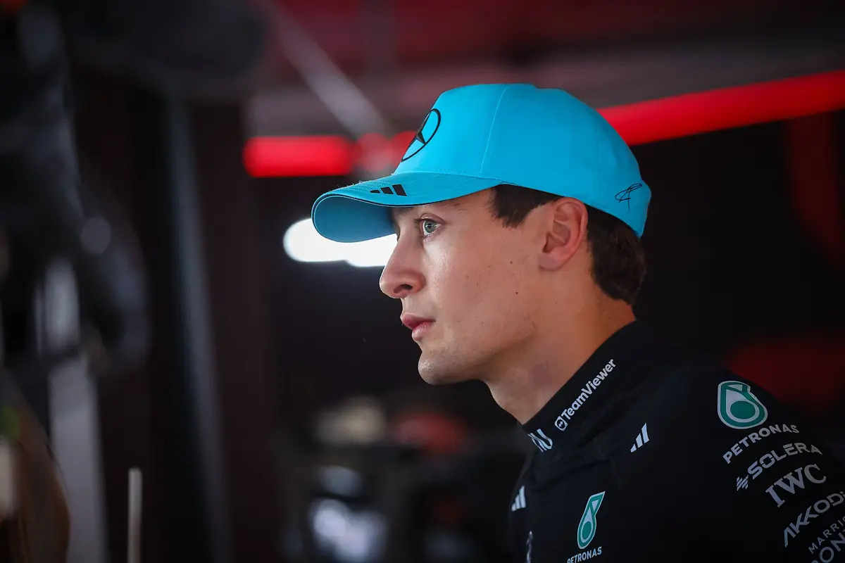 Mercedes-coureur George Russell wordt met de grond gelijk gemaakt