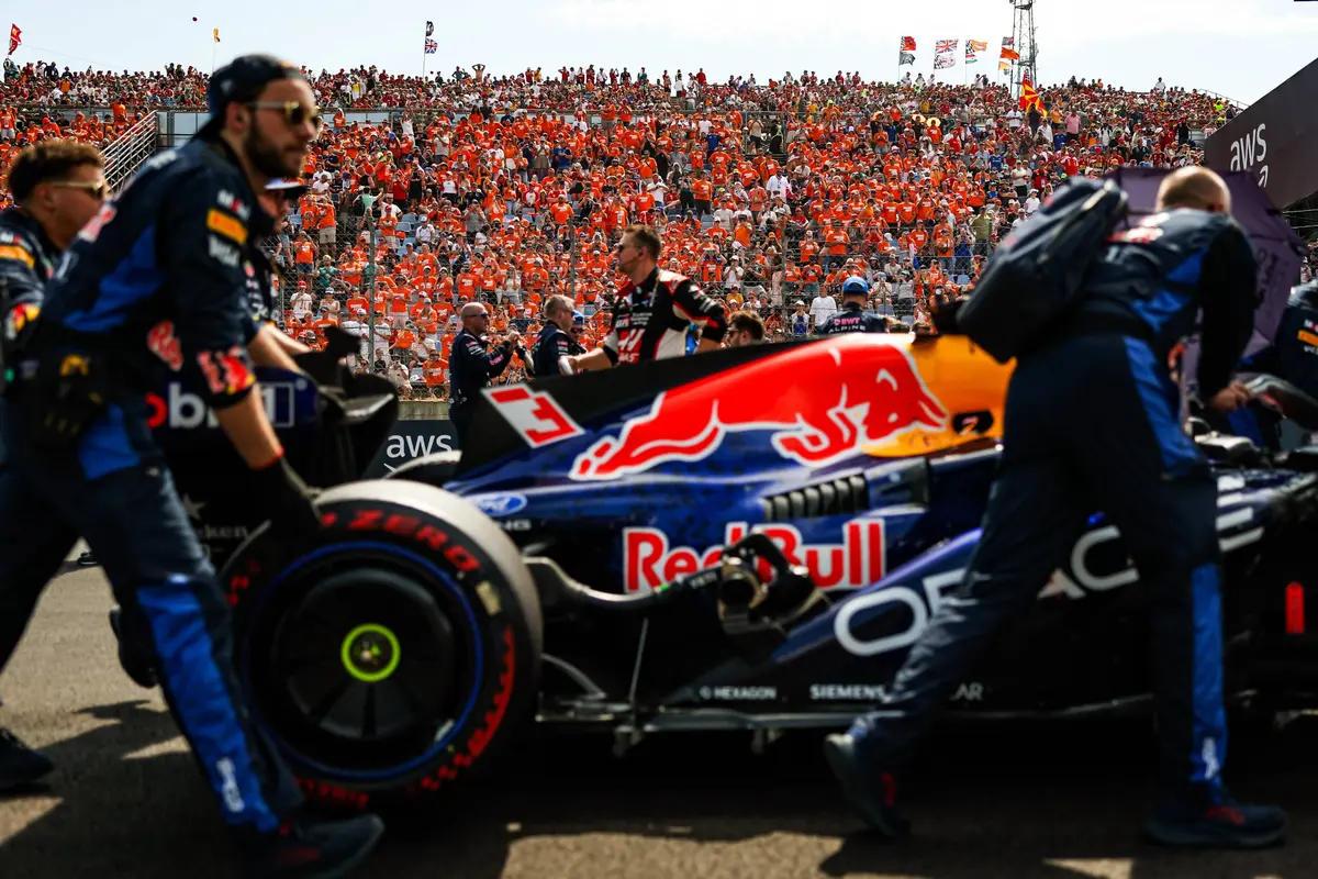 Max Verstappen wordt de grid op geduwd voor de uitzinnige Verstappen-fans