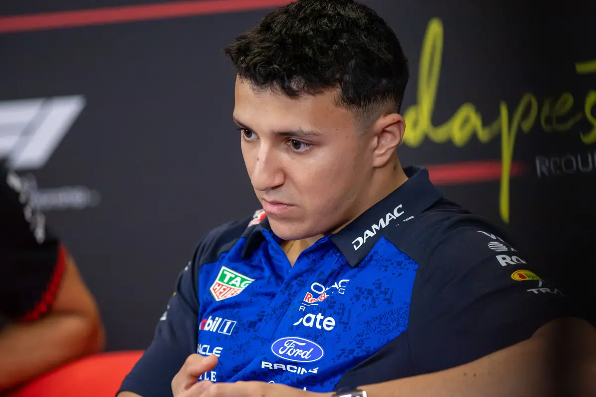 Red Bull-coureur Isack Hadjar weet dé manier om Max Verstappen te verslaan