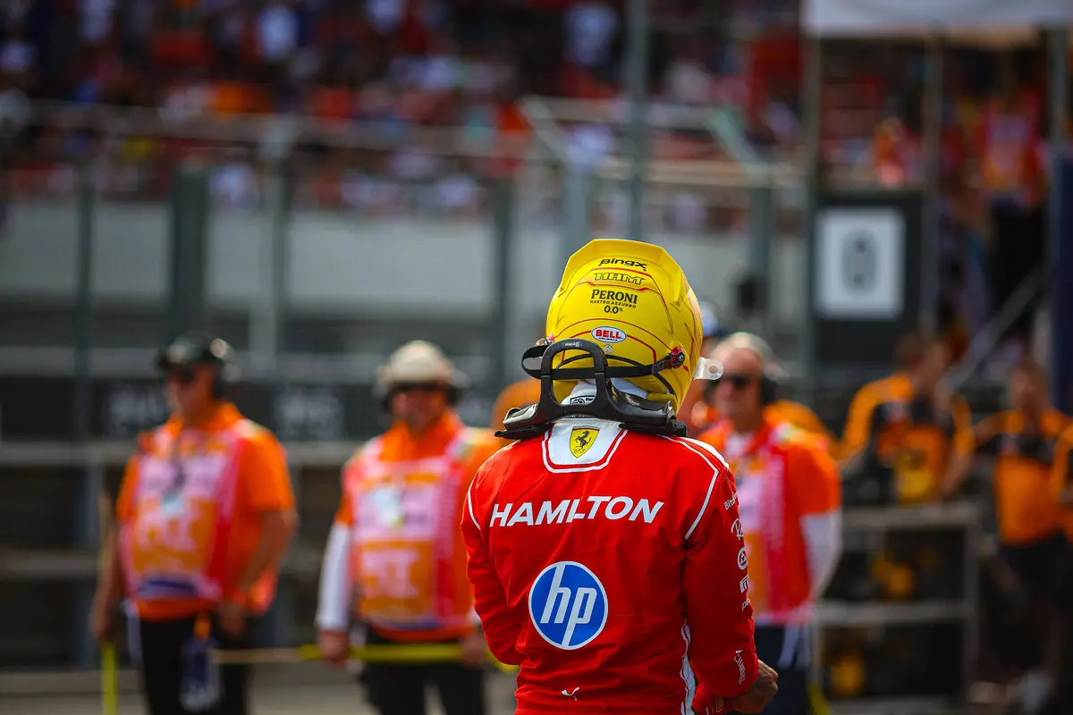 Ferrari-coureur Lewis Hamilton schiet in de verdediging na kritiek