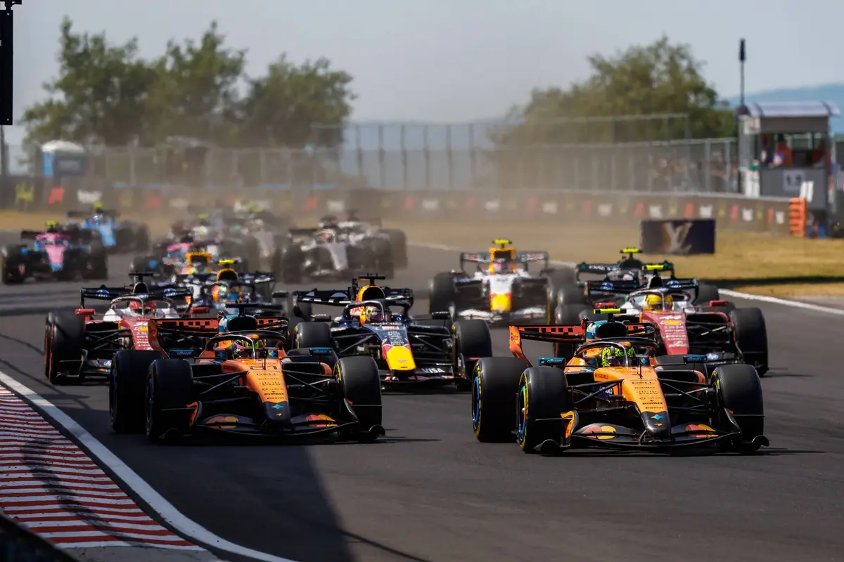 De start van de F1-race in Hongarije