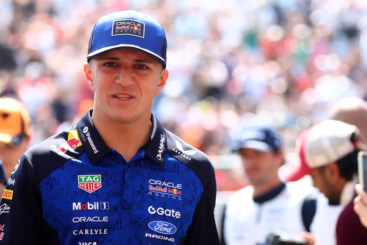 Red Bull-coureur Isack Hadjar doet iets bijzonders als teamgenoot van Max Verstappen