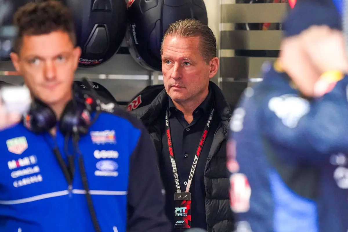 Jos Verstappen in de garage van Red Bull Racing in Canada