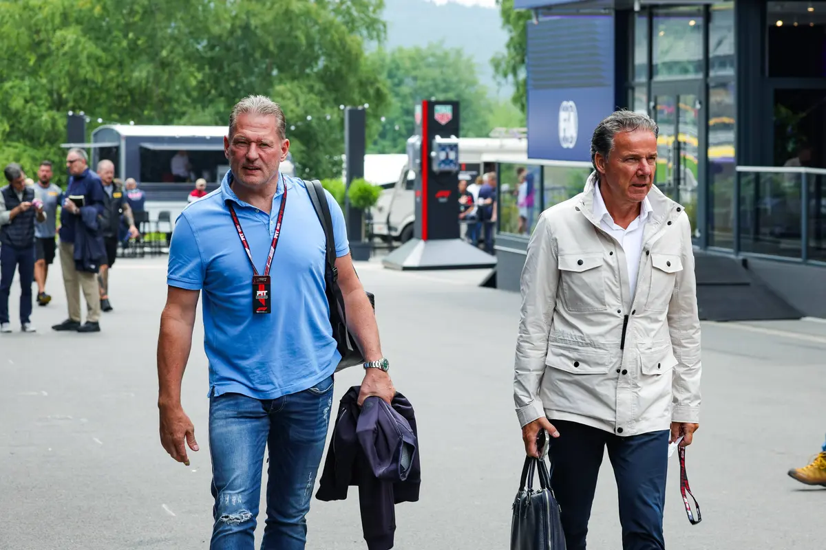 Jos Verstappen en Raymond Vermeulen in de F1-paddock in 2025