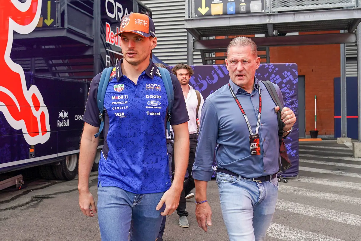 Jos Verstappen en Max Verstappen op het F1-paddock tijdens het F1-raceweekend in België (2026)