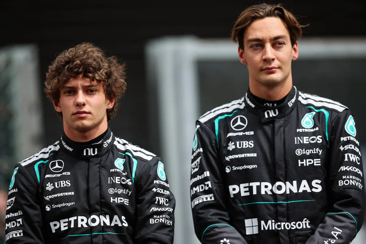 Mercedes-teamgenoten George Russell en Kimi Antonelli op de F1-grid