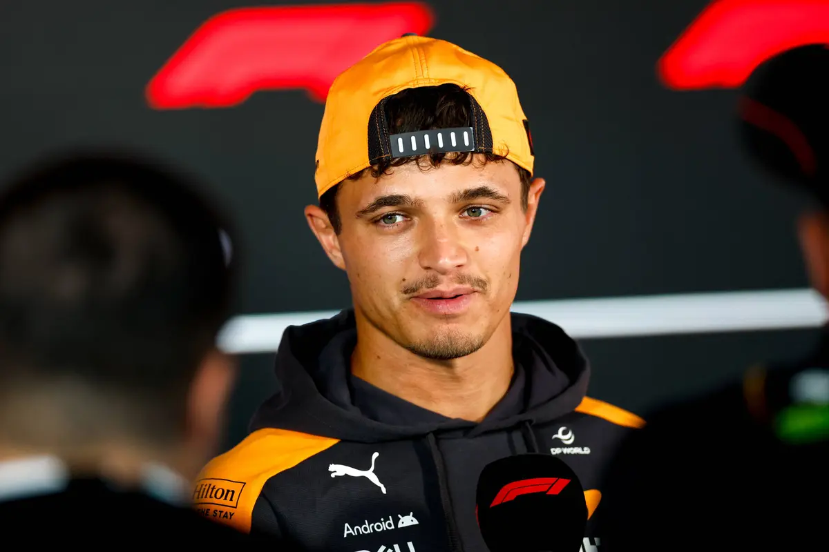 Lando Norris in gesprek met de media tijdens het F1-raceweekend in Hongarije (2026)