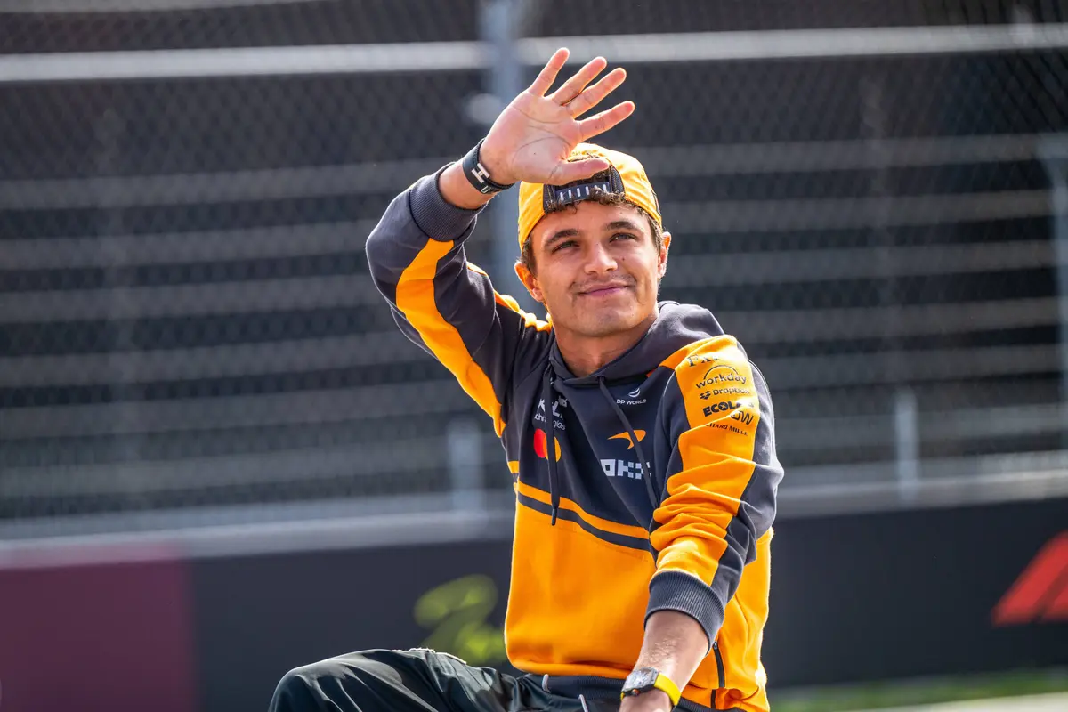Lando Norris tijdens de drivers parade voorafgaand aan de F1 Grand Prix van Nederland in 2026