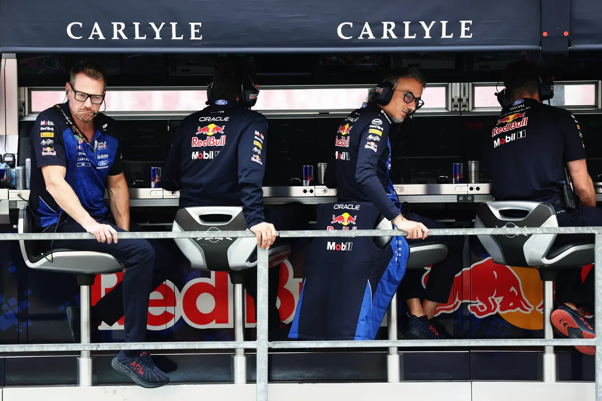 Teambaas Laurent Mekies aan de pitmuur van Red Bull Racing