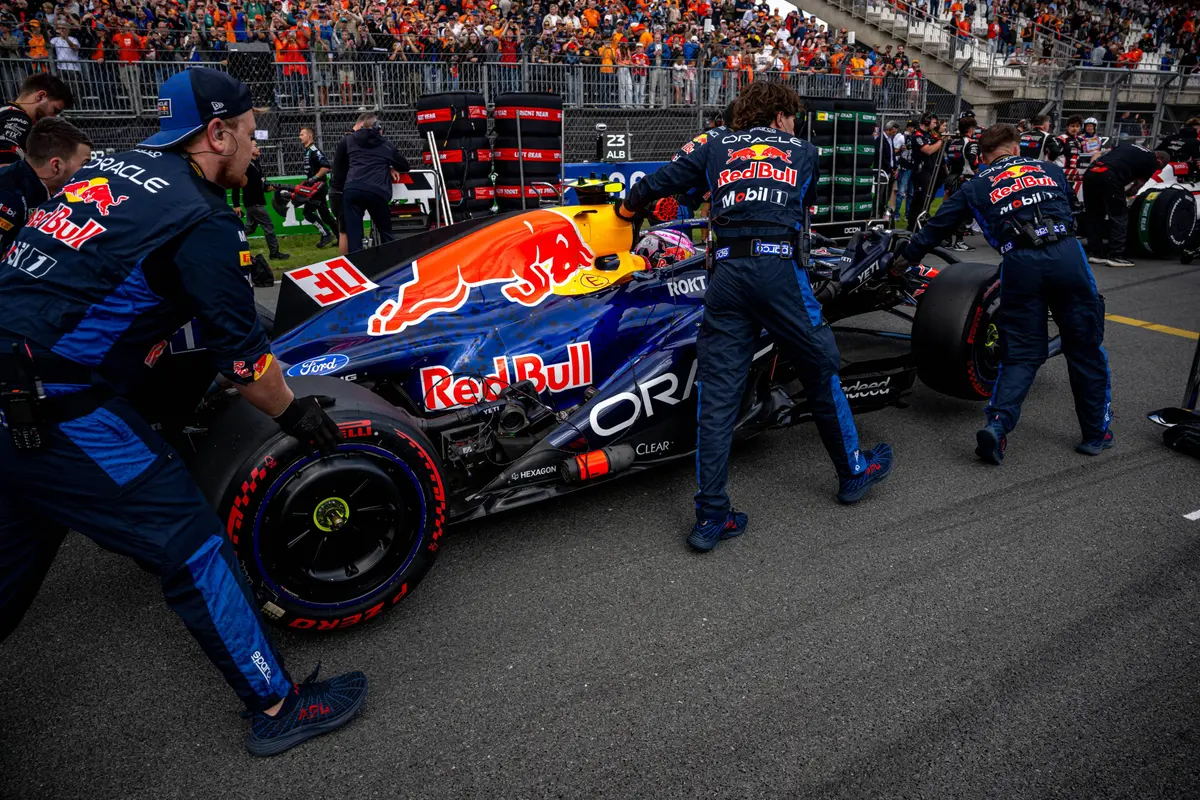 De Red Bull-auto van Liam Lawson op de grid in Zandvoort