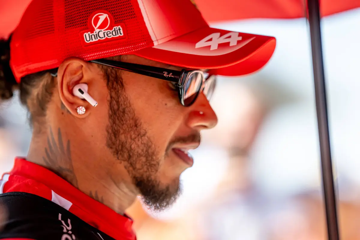 Lewis Hamilton vlak voor de start van de F1 Grand Prix van Hongarije in 2026