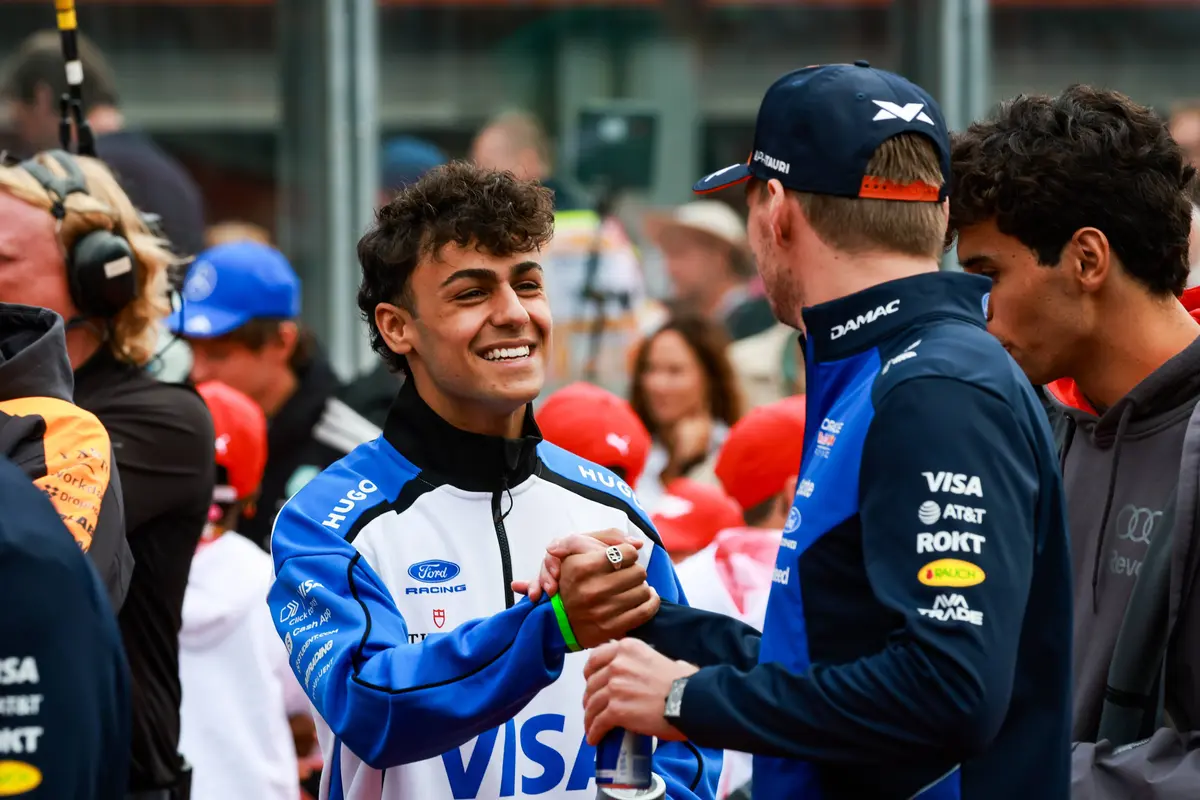 Max Verstappen en Arvid Lindblad begroeten elkaar op de F1-grid in 2026
