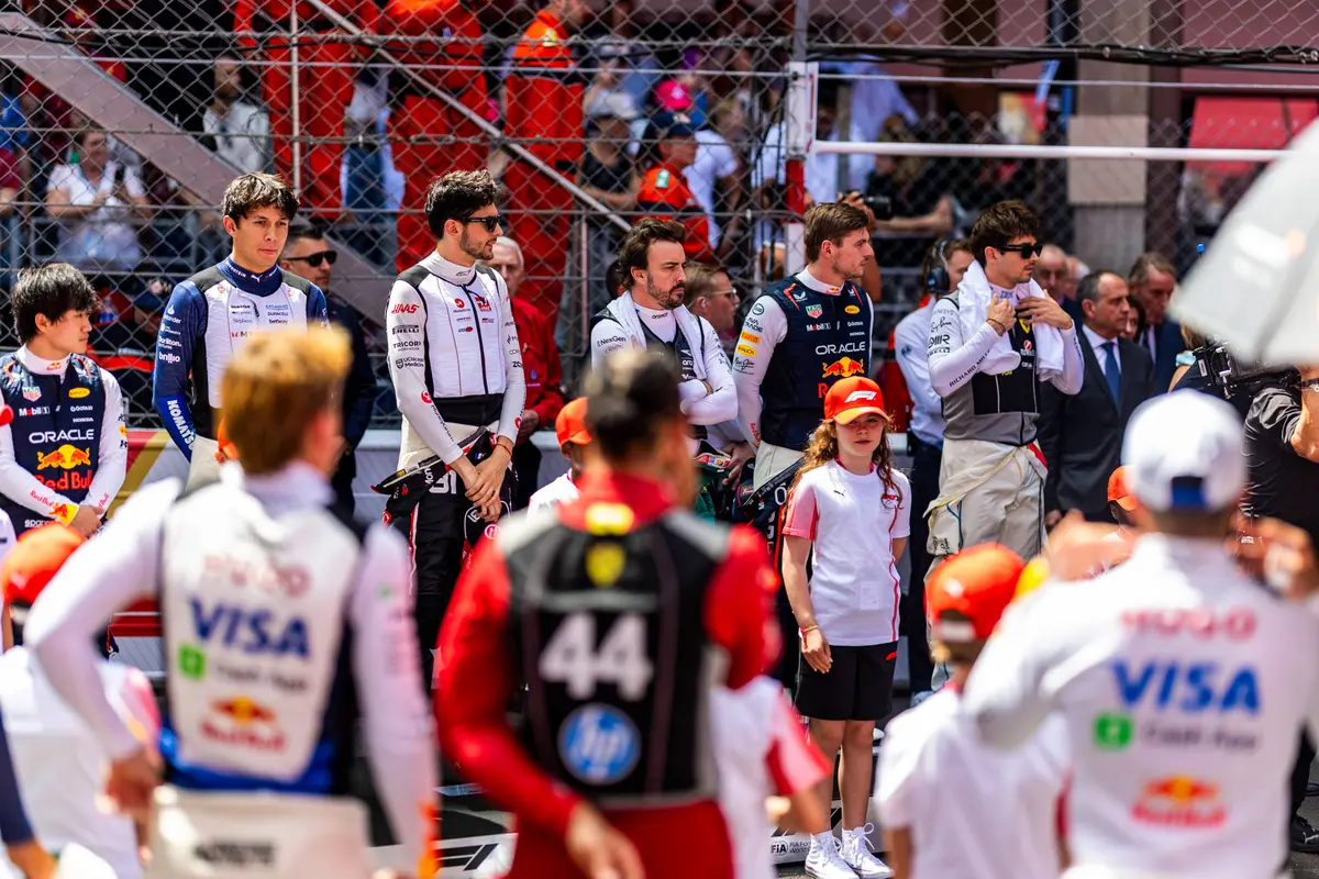 Max Verstappen op de F1-grid in 2025 met zijn collega-coureurs