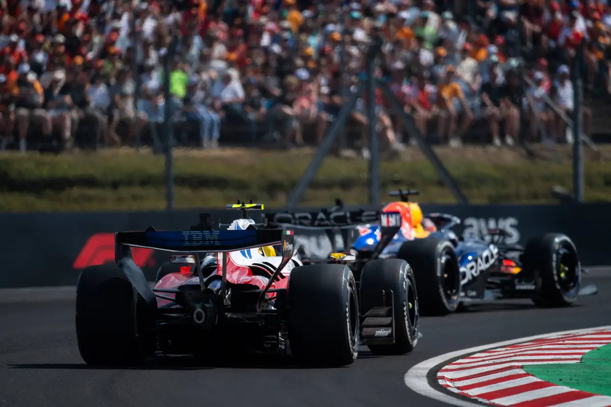 Lewis Hamilton zit Max Verstappen achterna tijdens de GP Hongarije