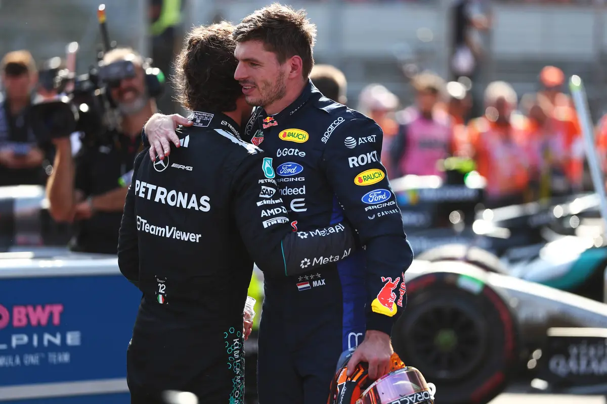 Max Verstappen en Kimi Antonelli omhelzen elkaar in Hongarije