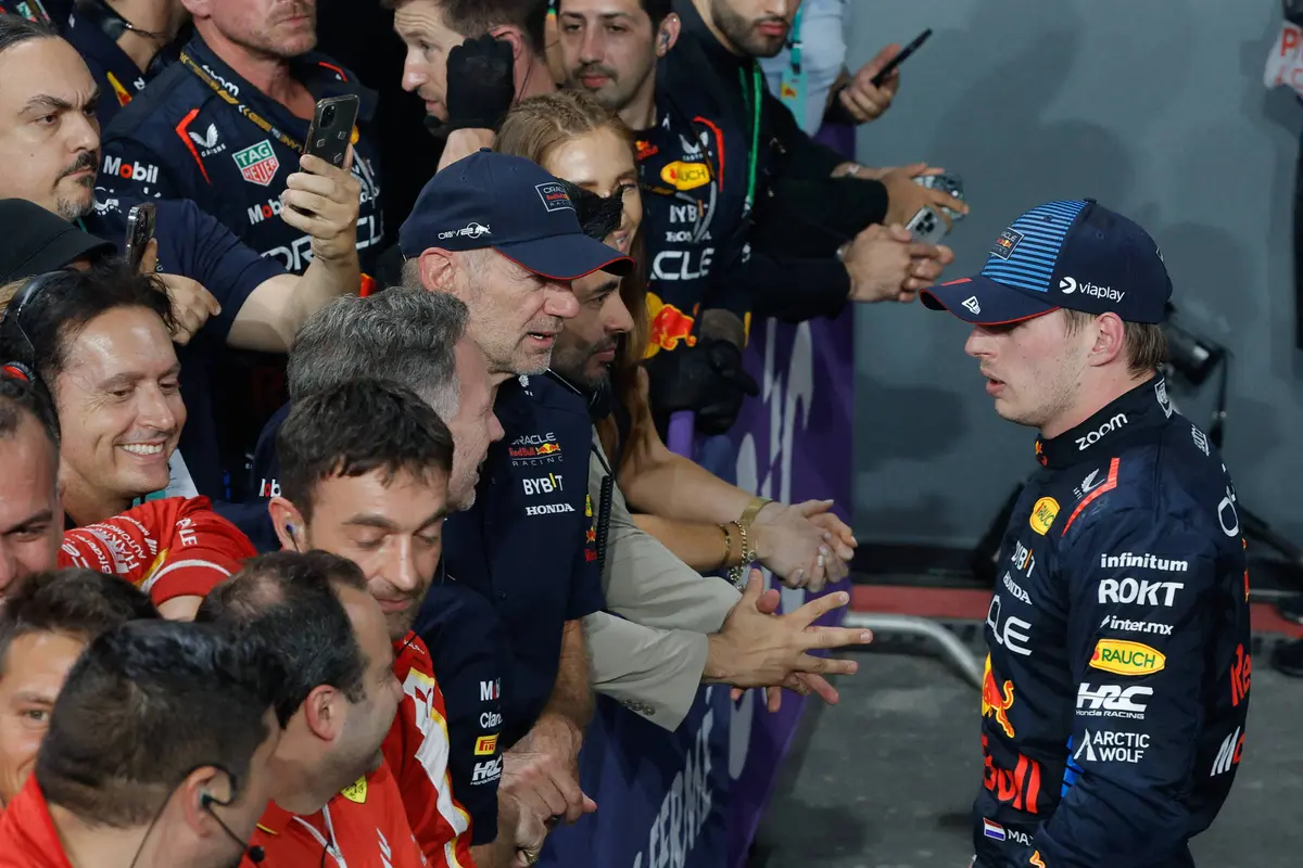 Max Verstappen en voormalig Red Bull-topman Adrian Newey in 2024