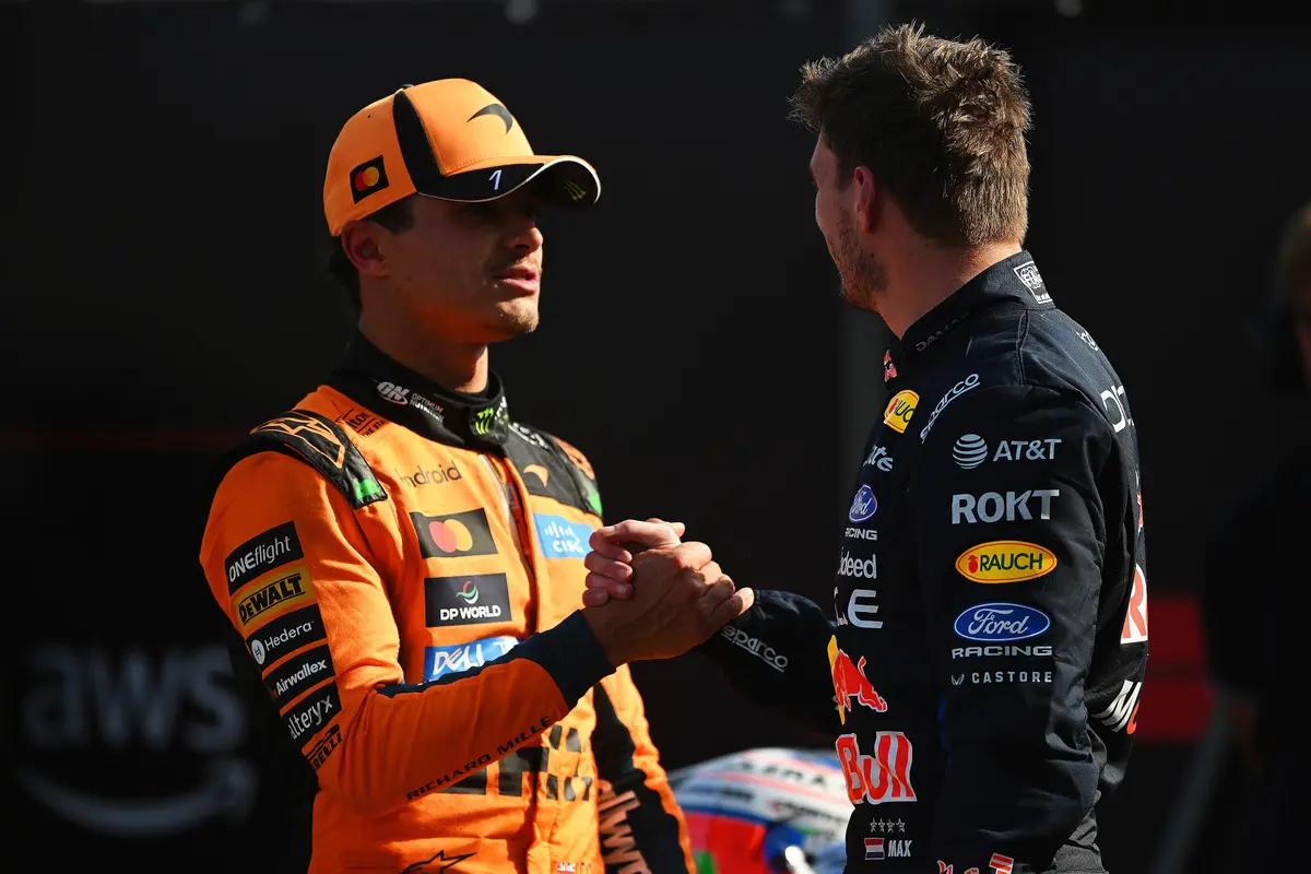 Max Verstappen en Lando Norris geven elkaar een hand na de race in Hongarije