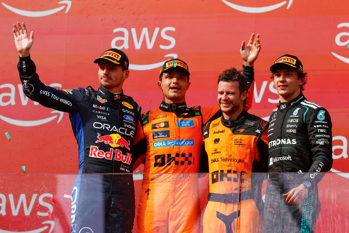 Max Verstappen op het F1-podium met Lando Norris en Kimi Antonelli