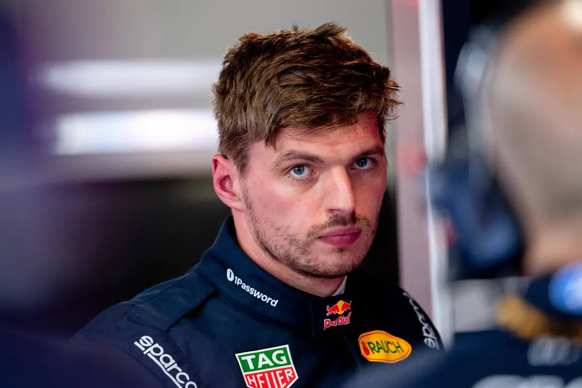 Max Verstappen kijkt kwaad in de Formule 1-garage van Red Bull Racing in Hongarije