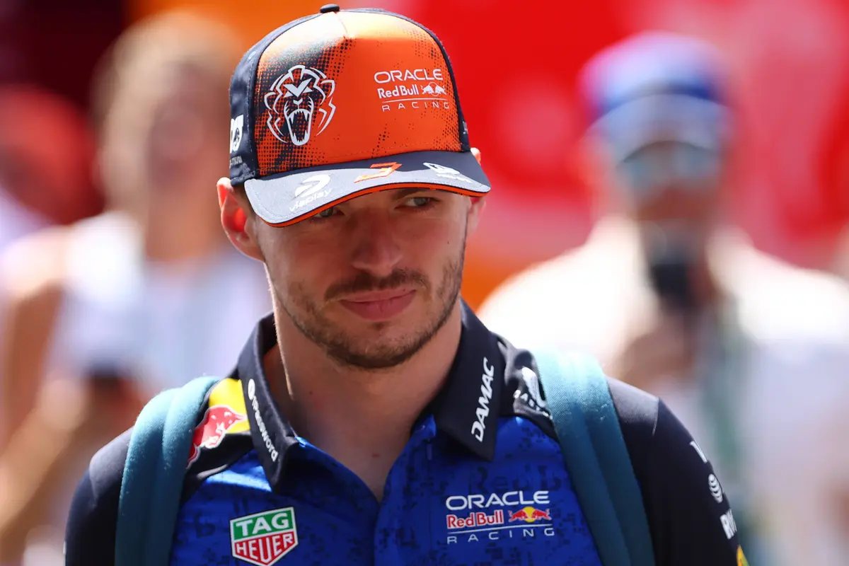 Red Bull-coureur Max Verstappen in de F1-paddock in Hongarije