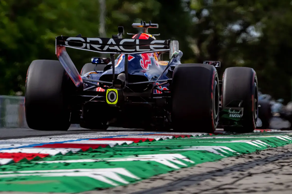 Max Verstappen voor Red Bull Racing tijdens de kwalificatie in Hongarije