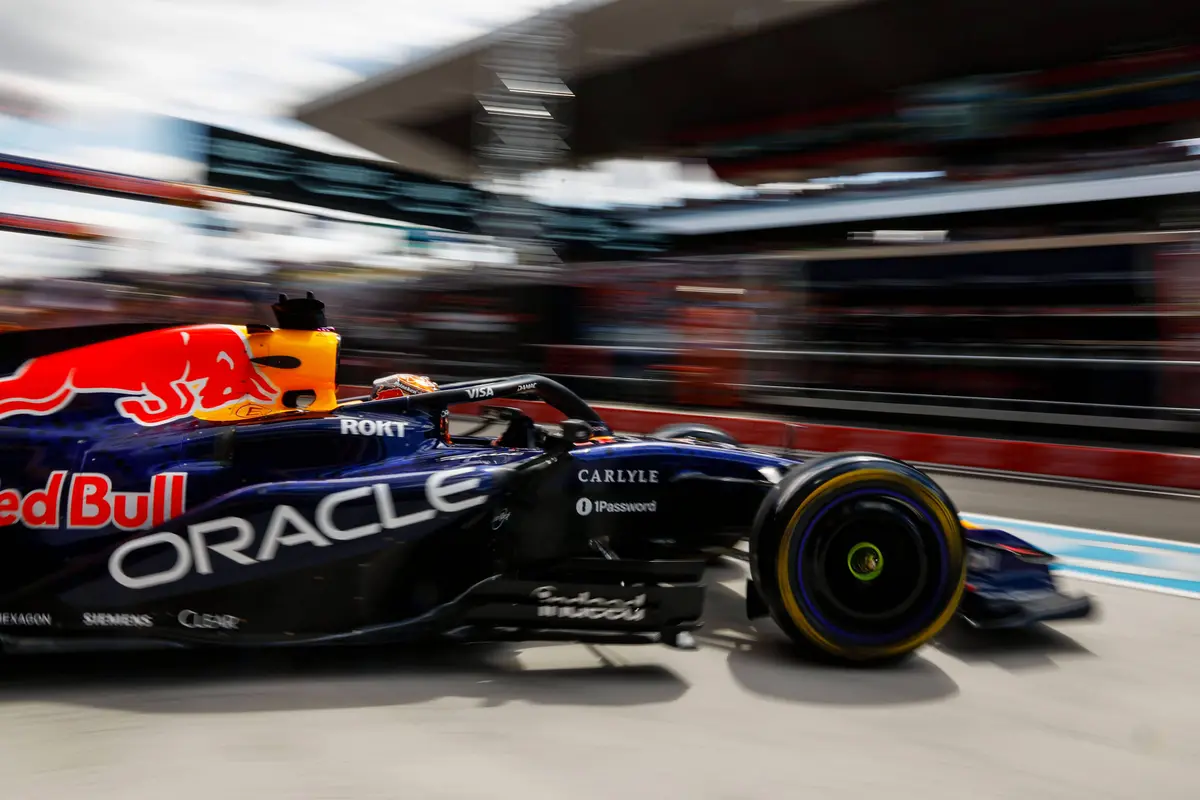 De Red Bull Racing RB22 van Max Verstappen in de pitstraat in Hongarije