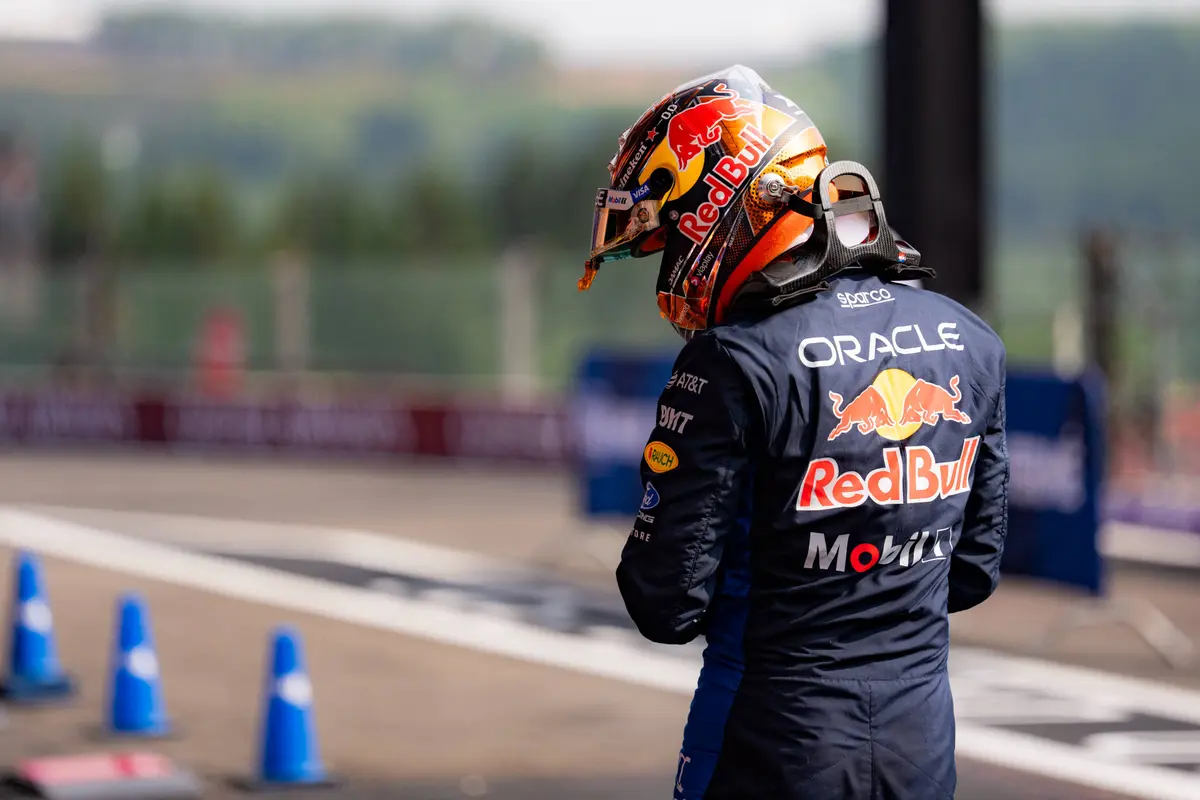 Max Verstappen kijkt teleurgesteld weg in België