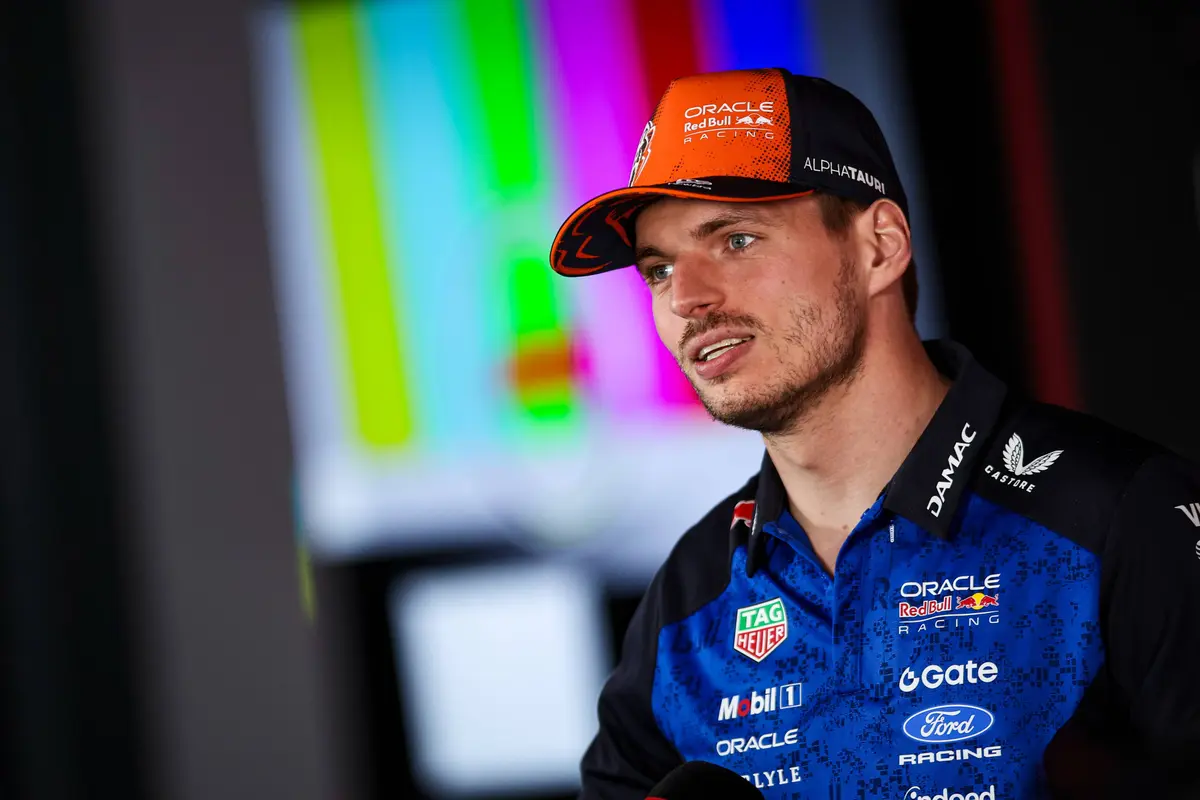 Red Bull-coureur Max Verstappen staat de pers te woord na de race in Hongarije