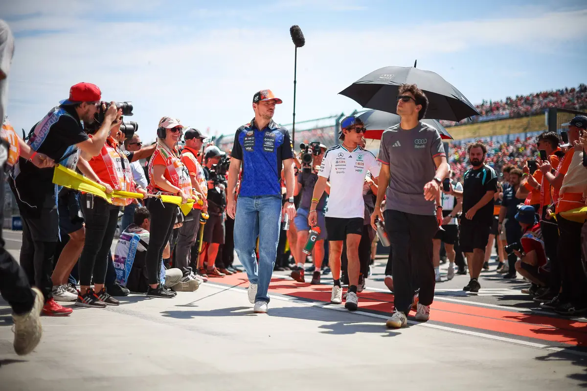 Max Verstappen voor Red Bull op de F1-grid in Hongarije