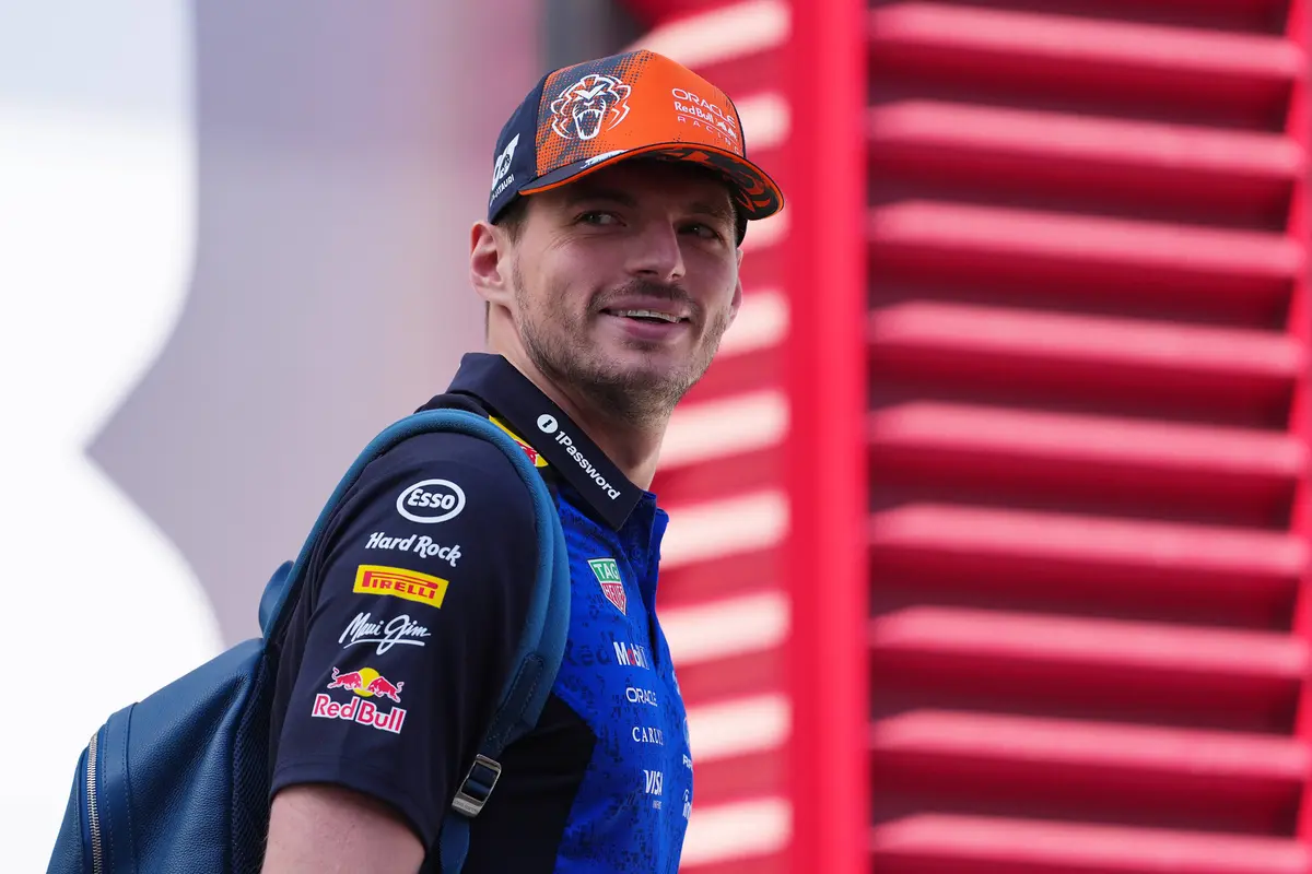 Red Bull-coureur Max Verstappen in de F1-paddock in Hongarije