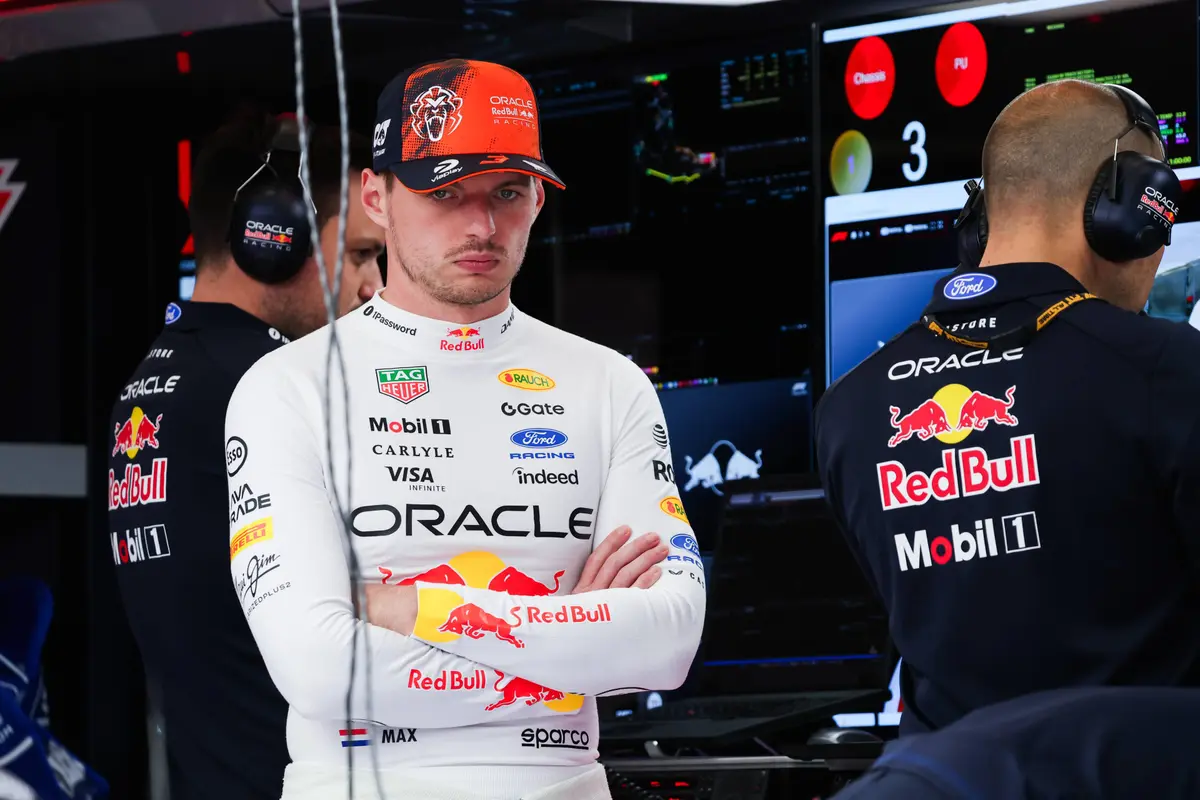 Voormalig F1-steward Johnny Herbert heeft hard uitgehaald naar Max Verstappen en zijn fans