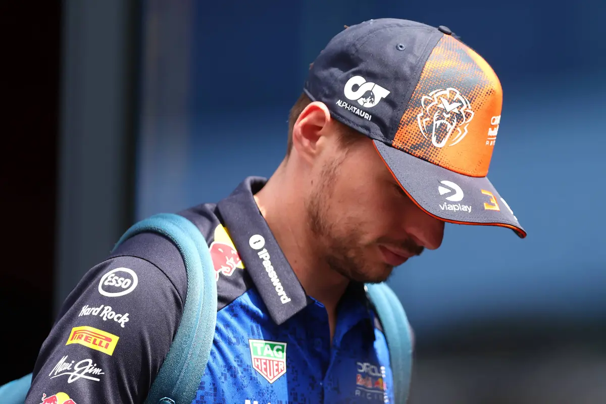 Red Bull-coureur Max Verstappen in de F1-paddock in Hongarije