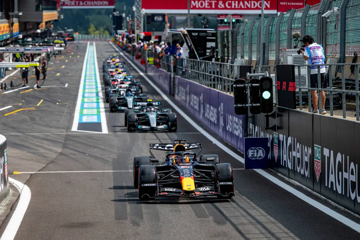 Max Verstappen rijdt de pitstraat uit in België