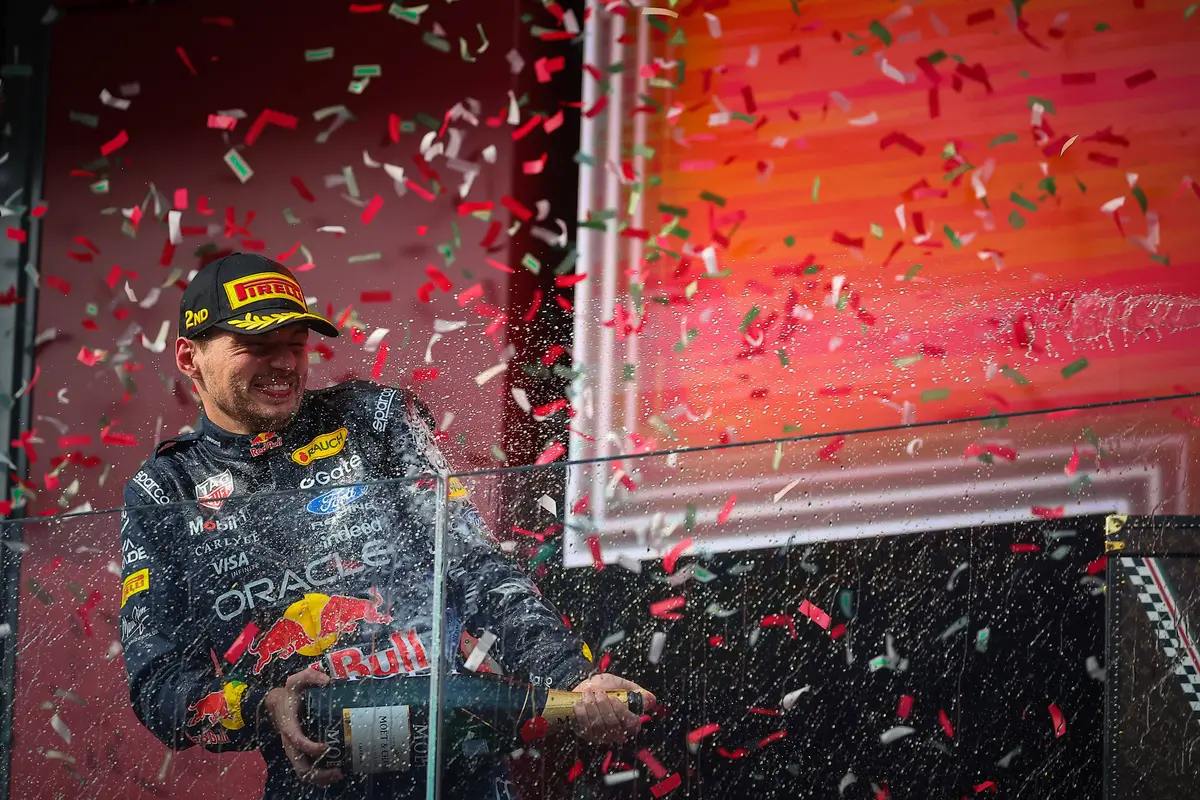 Max Verstappen op het podium voor Red Bull in Hongarije