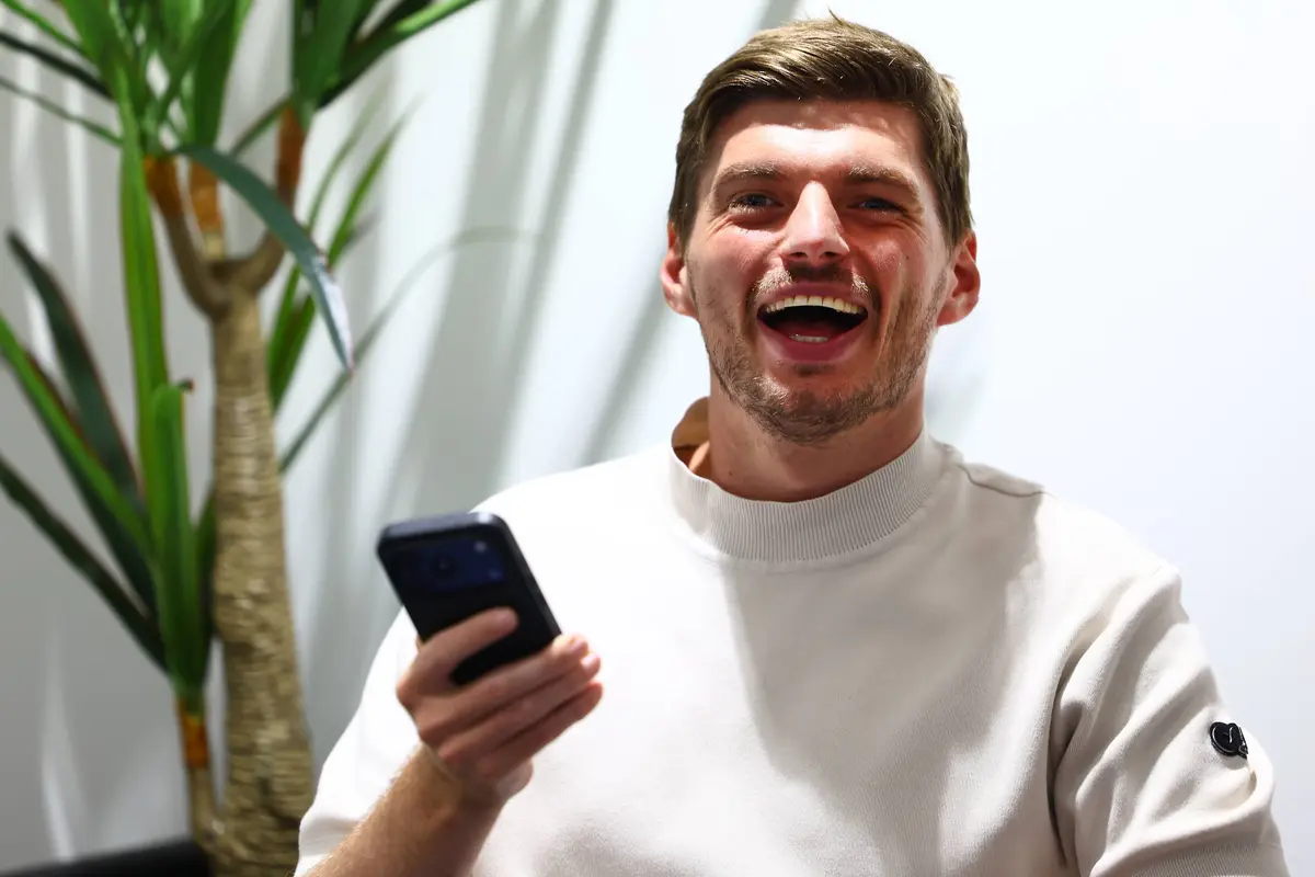 Max Verstappen maakt een video over zijn contractverlenging bij Red Bull