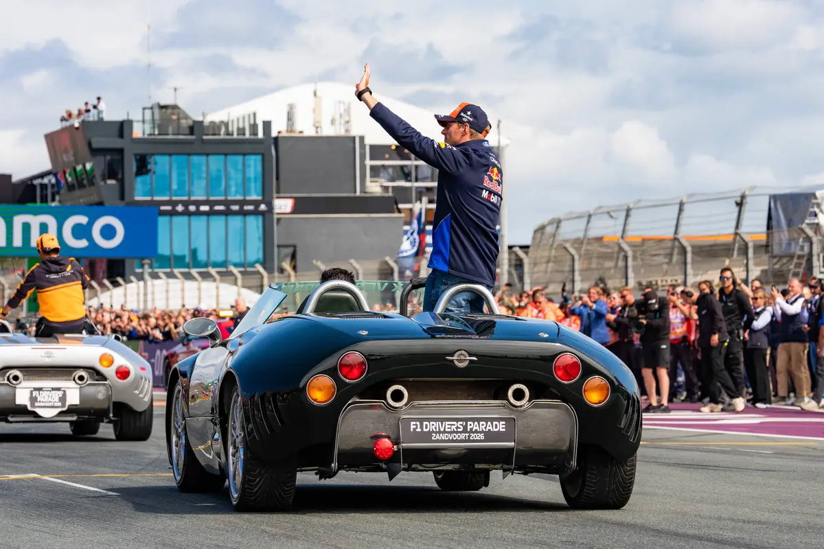 Max Verstappen zegt zijn fans gedag op de F1-grid in Zandvoort