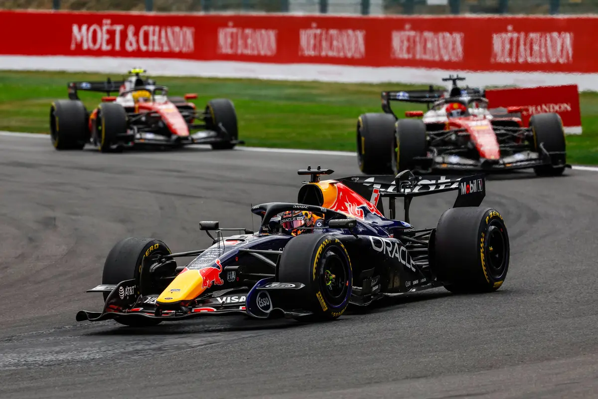 Max Verstappen achterna gezeten door de Ferrari's in België