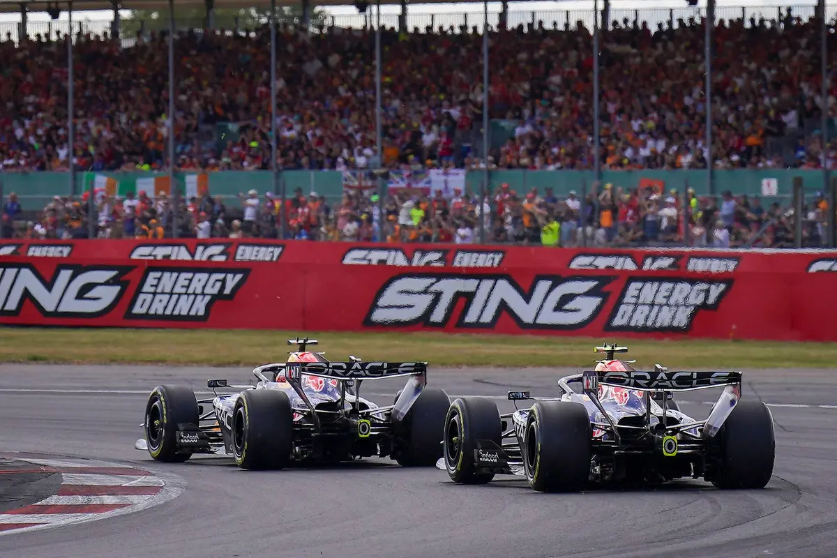 Max Verstappen en Isack Hadjar tijdens de Grand Prix van Groot-Brittannië