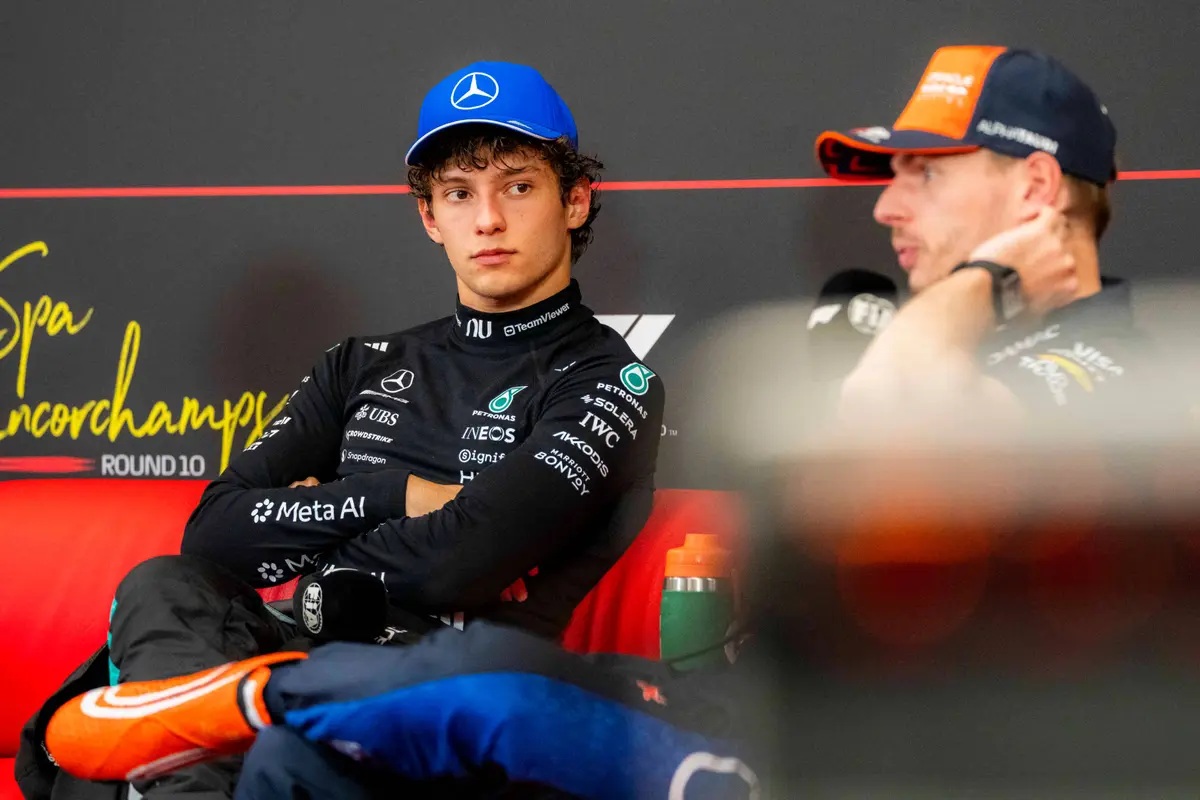 Kimi Antonelli luistert aandachtig naar de uitspraken van Max Verstappen
