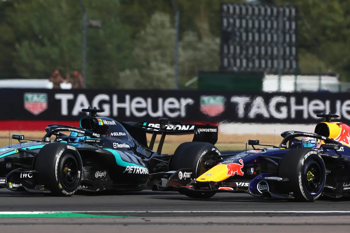 Max Verstappen en George Russell op Circuit Silverstone tijdens de F1 Grand Prix van Groot-Brittannië in 2026