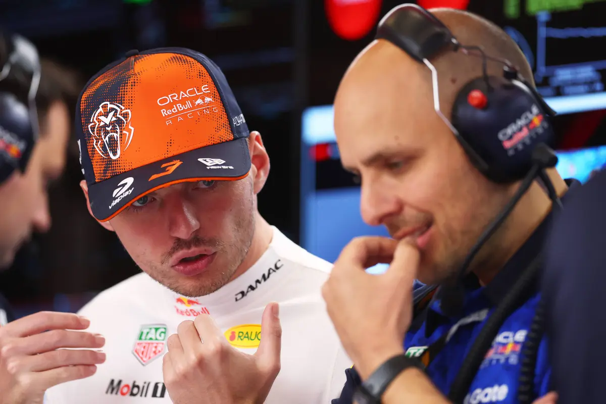 Max Verstappen en Gianpiero Lambiase in gesprek in de Red Bull-garage tijdens het F1-raceweekend in België (2026)