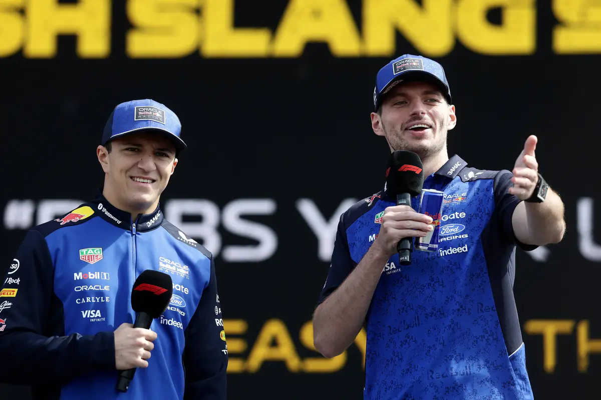 Max Verstappen en Isack Hadjar in de fanzone tijdens het F1-raceweekend in Groot-Brittannië (2026)