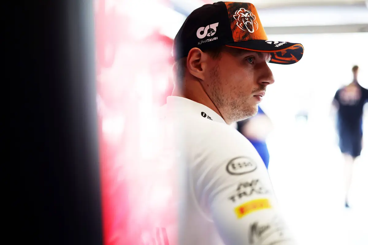 Max Verstappen in de garage tijdens de vrije training voor de F1 Grand Prix van België in 2026