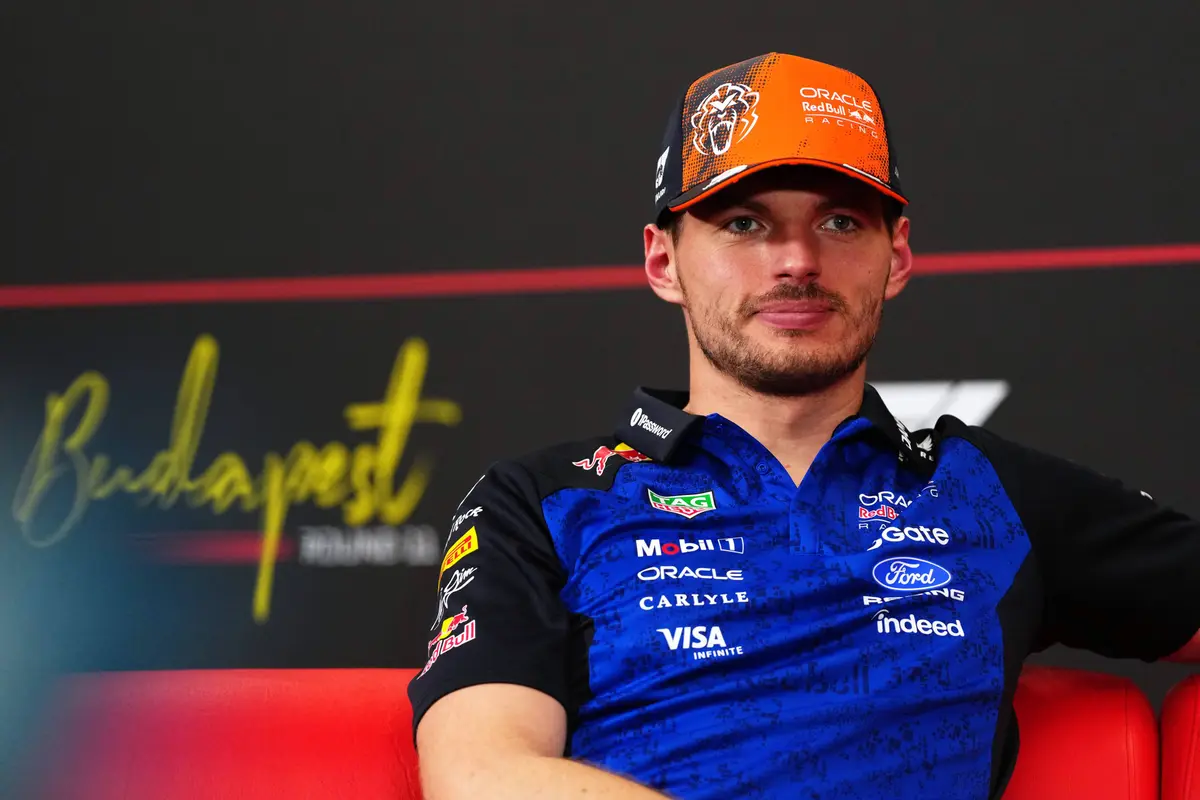 Max Verstappen tijdens de F1-persconferentie in Hongarije (2026)
