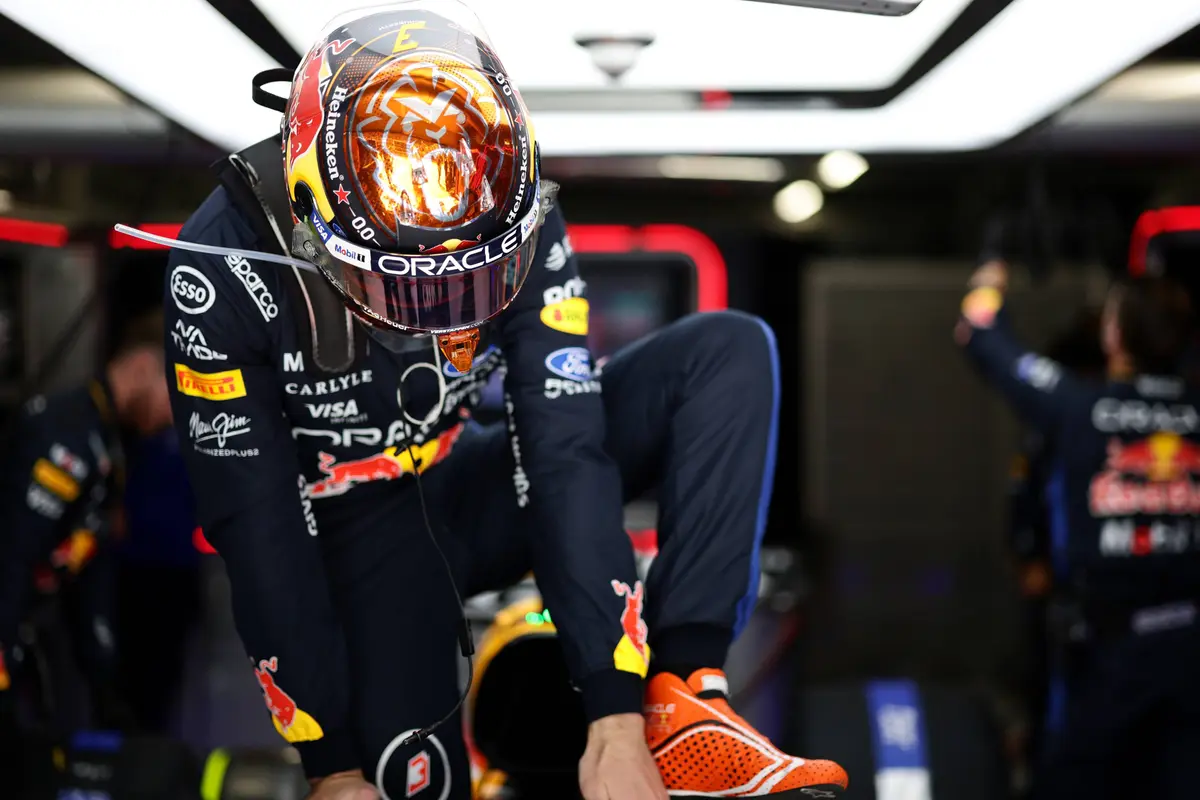 Max Verstappen stapt in zijn auto vlak voor de start van de F1 Grand Prix van Hongarije in 2026