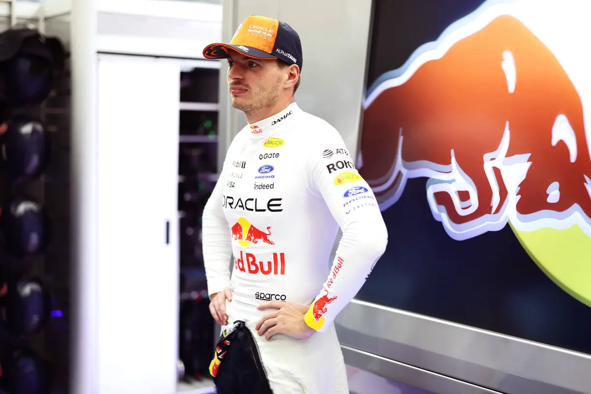 Max Verstappen in de pitbox tijdens de kwalificatie voor de F1 Grand Prix van België in 2026